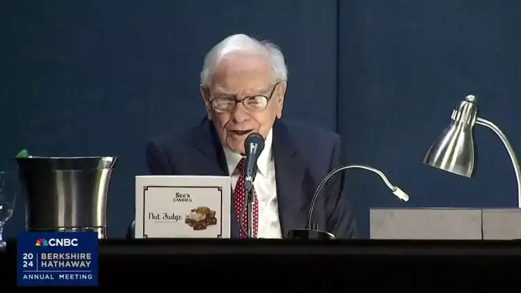 Warren Buffett accidentally refers to Greg Abel as Charlie Munger during 2024 Berkshire meeting