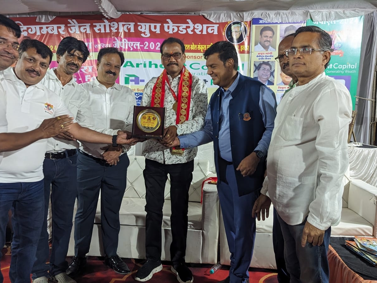 इंदौर में जेपीएल क्रिकेट टूर्नामेंट का फाइनल मैच हुआ:  इंदौर नगर परवार सोशल ग्रुप की टीम रही विजेता, खिलाड़ियों और सहयोगियों का किया सम्मान