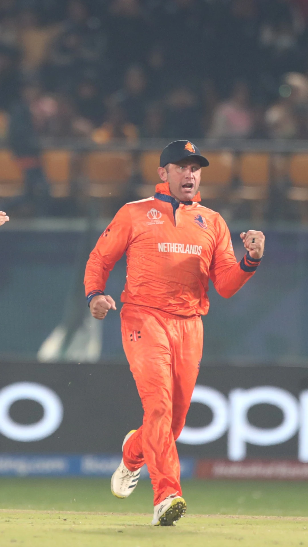 Roelof van der Merwe भी टी20 वर्ल्ड कप में दो देशों की तरफ से खेले हैं। 