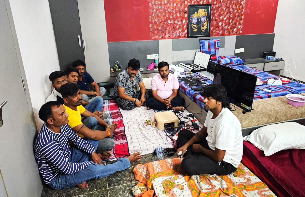 Caught Online Cricket Betting : क्राइम ब्रांच और पुलिस ने ऑनलाइन क्रिकेट सट्टे के 3 अड्डे पकड़े  
