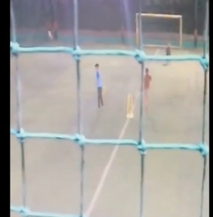 CRICKET: क्रिकेट खेलने के दौरान 11 साल के बच्चे के प्राइवेट पार्ट पर लगी गेंद, पिच पर ही तोड़ दिया दम…… देखें वीडियो