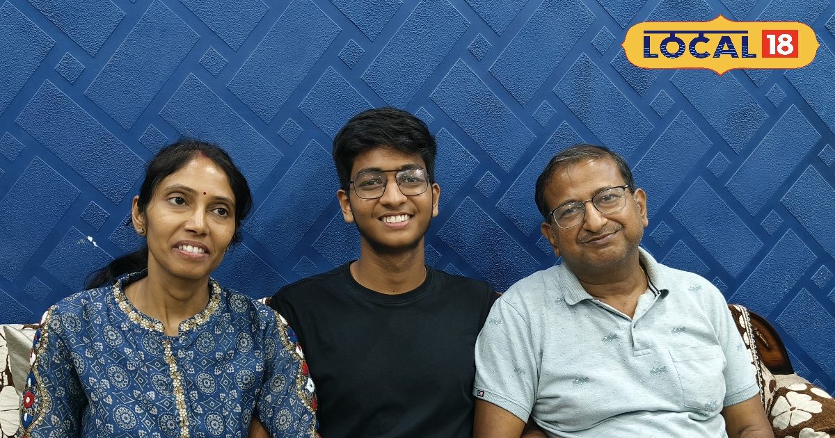 99% अंक लाकर राघव बने कॉमर्स टॉपर, एग्जाम के दिनों में खेला करते थे क्रिकेट
