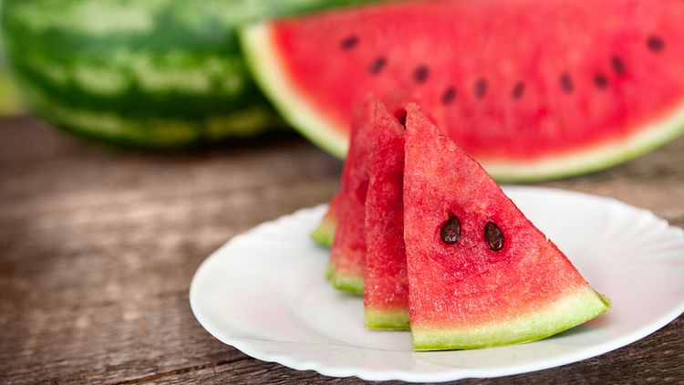 Watermelon Dishes: गर्मी से हैं परेशान तो करें तरबूज से बनें इन पकवानों का सेवन, शरीर को मिलेगी राहत