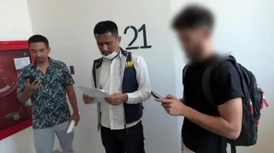 A British man is arrested on Thursday May 9 for allegedly giving false one-star reviews to a restaurant in Thailand.??????The Central Investigation Bureau arrested Alexander at his new apartment in Bangkok on May 9, after the owner filed a complaint with the Sakhu Police Station claiming the fake reviews had caused damage to the restaurant's finances and reputation. ???PACKAGE: Video, pictures, text