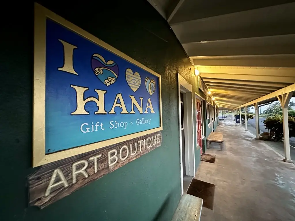 An art boutique in Hana. (Nathan Eagle/Civil Beat/2023)