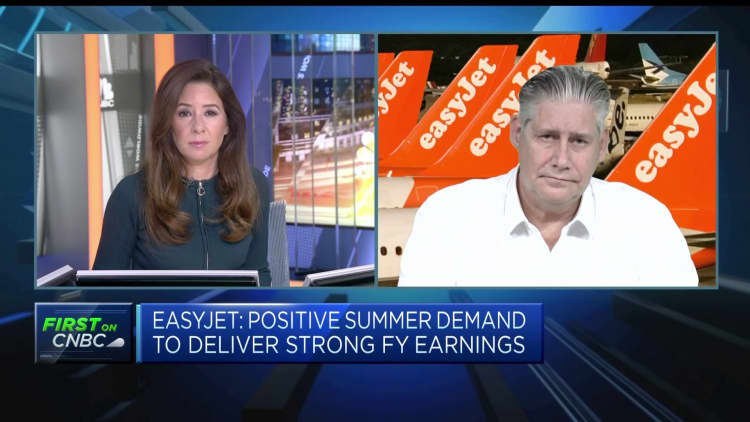 Some vacationers expect to carry summer travel debt, report finds. Here’s how to avoid that