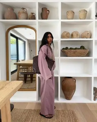 @monikh outfit picture with woven tote.