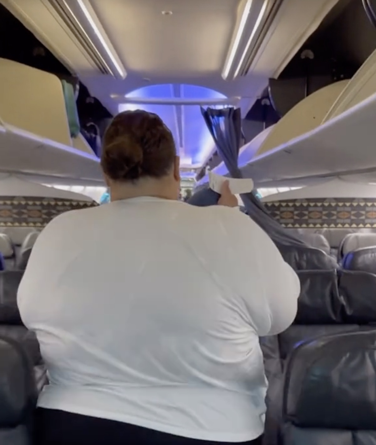 Plus-Size Travel Influencer Says Airport Worker Refused To Push Her Wheelchair, Leaving Her Gasping For Breath – Live and Let’s Fly