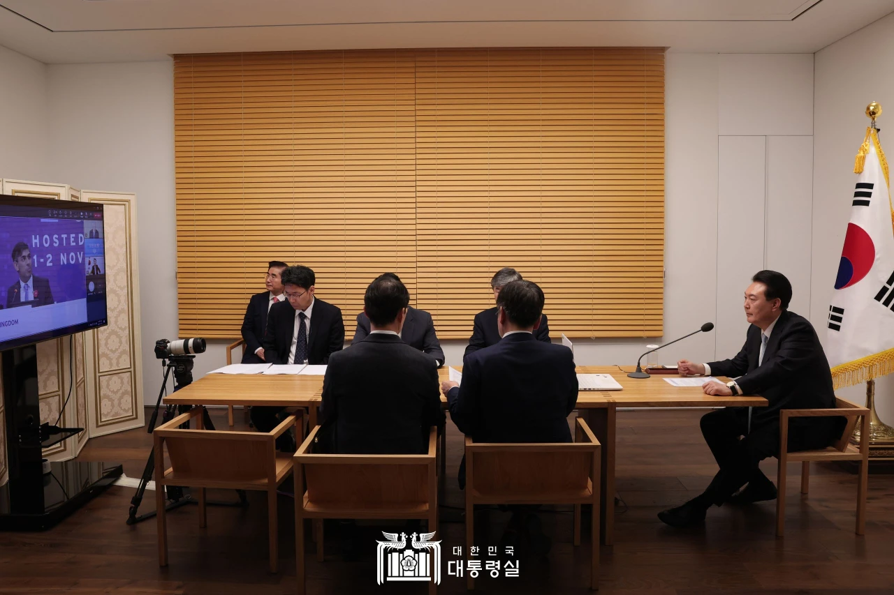 President Yoon Suk Yeol (right) attends the global AI Safety Summit at the presidential office in Seoul on Nov. 2, 2023, via a videoconference system. (Presidential Office)