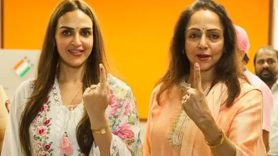 Hema Malini and her daughter Esha Deol show their inked fingers after casting votes for the fifth phase of Lok Sabha elections, in Mumbai.(PTI)