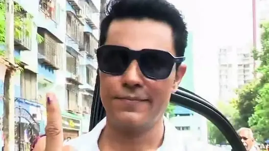 Bollywood actor Randeep Hooda shows his inked finger after casting his vote during the fifth phase of Lok Sabha elections, in Mumbai, Monday.(PTI)