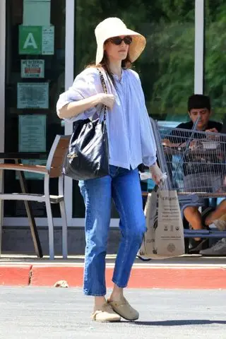 Riley Keogh in jeans, Birkenstocks and straw hat