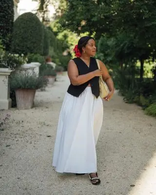Influencer wears a white cotton skirt.