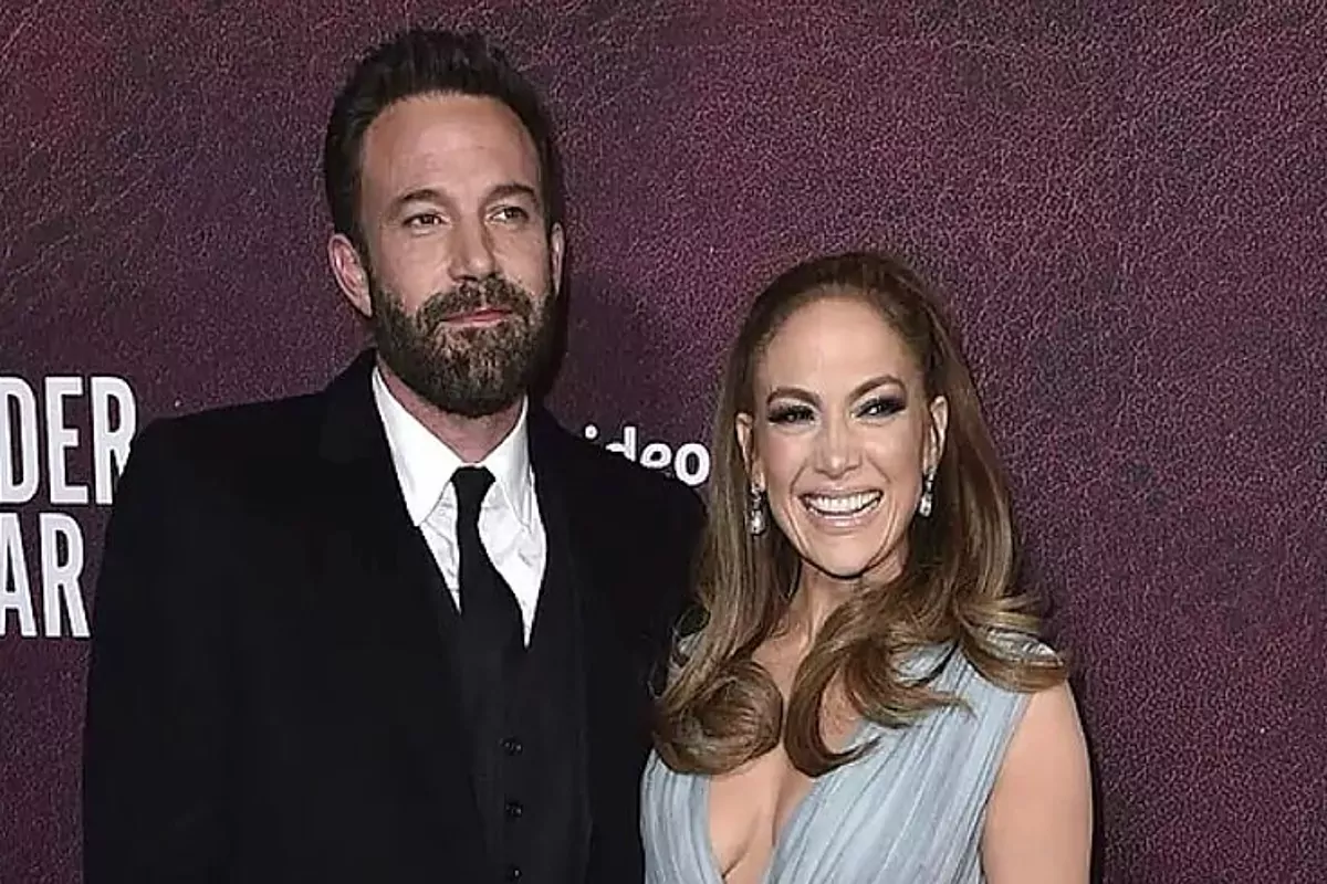 Ben Affleck shows off JLo saved on his phone as ‘Jennifer Affleck’ amid divorce rumors