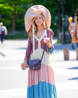 Carrie’s Hat Is Actually the Best Thing About This Outfit