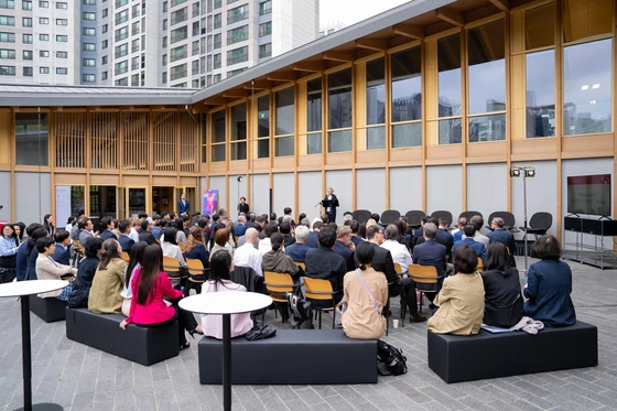 Ambassador of Switzerland to Korea Dagmar Schmidt Tartagli, center, speaks during an open talk event as part of the Korea-Swiss Innovation Week at the Swiss Embassy in Seodaemun District, western Seoul, on Monday. [EMBASSY OF SWITZERLAND]