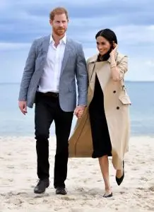 MELBOURNE, AUSTRALIA - OCTOBER 18:  (NO UK SALES FOR 28 DAYS) Prince Harry, Duke of Sussex and Meghan, Duchess of Sussex visit South Melbourne Beach October 18, 2018 in Melbourne, Australia. The Duke and Duchess of Sussex are on their official 16-day Autumn tour visiting cities in Australia, Fiji, Tonga and New Zealand.  (Photo by Pool/Samir Hussein/WireImage)