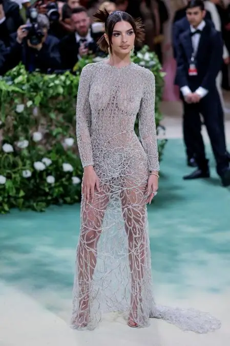 Emily Ratajkowski a su llegada a la Gala Met con un diseño transparente