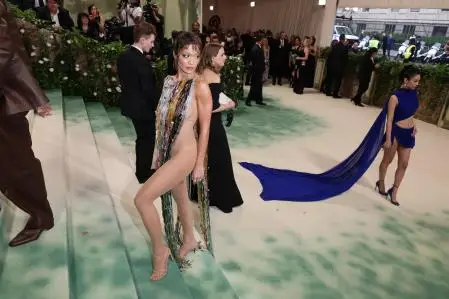 La cantante británica Rita Ora en la escalinata del Met con un espectacular diseño de