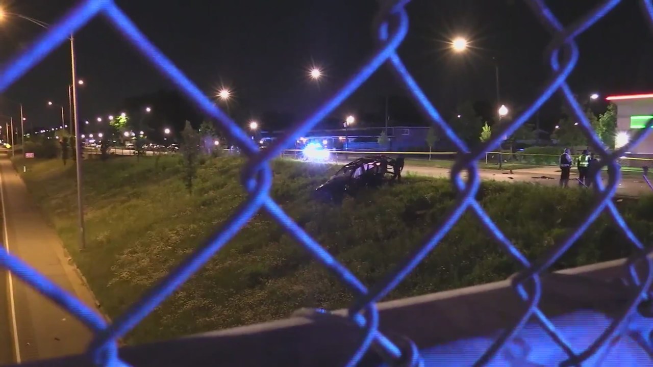 1 dead, 2 injured in car crash in West Pullman overnight