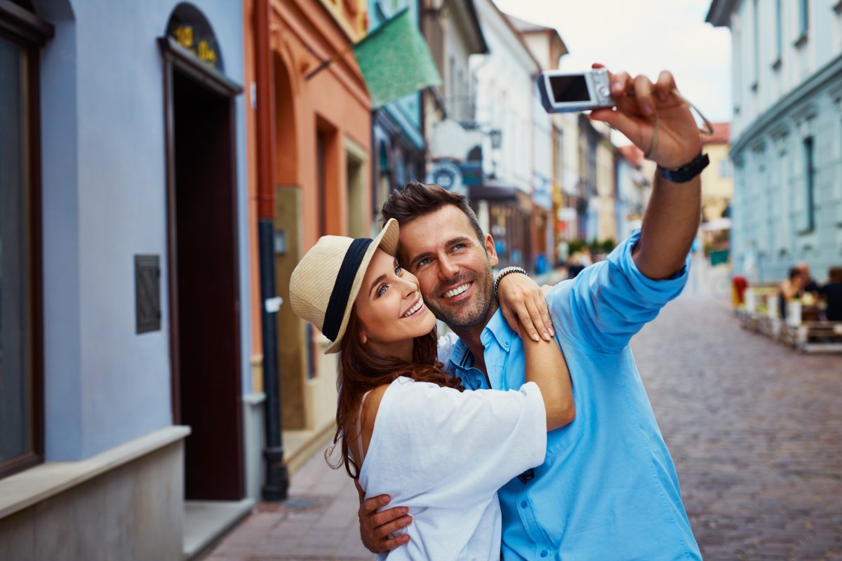 Couple share “cute” way to document your travels when you’re young