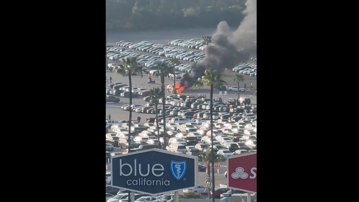 Dodgers organist plays ‘We Didn’t Start the Fire’ as a car burns
