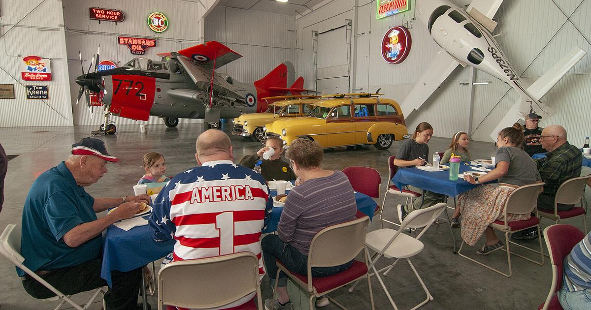When a vintage car and aircraft show takes off (7 photos)