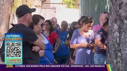Torcedores fazem fila por ingresso do Futebol Solidário Torcedores fazem fila por ingresso do Futebol Solidário