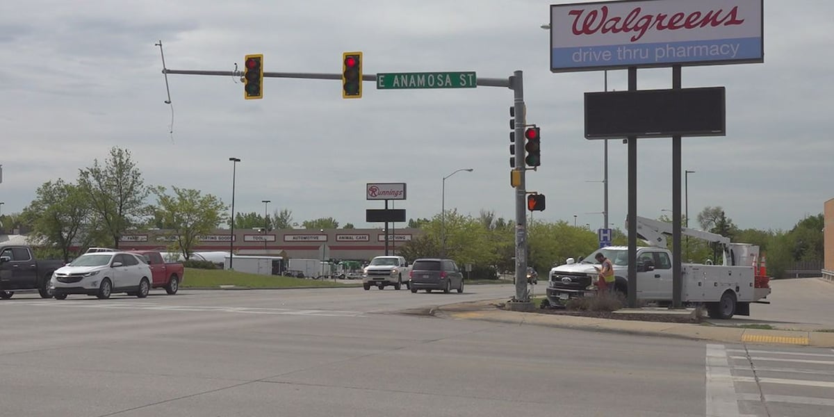 Car crash knocks down traffic light at Anamosa-Lacrosse intersection