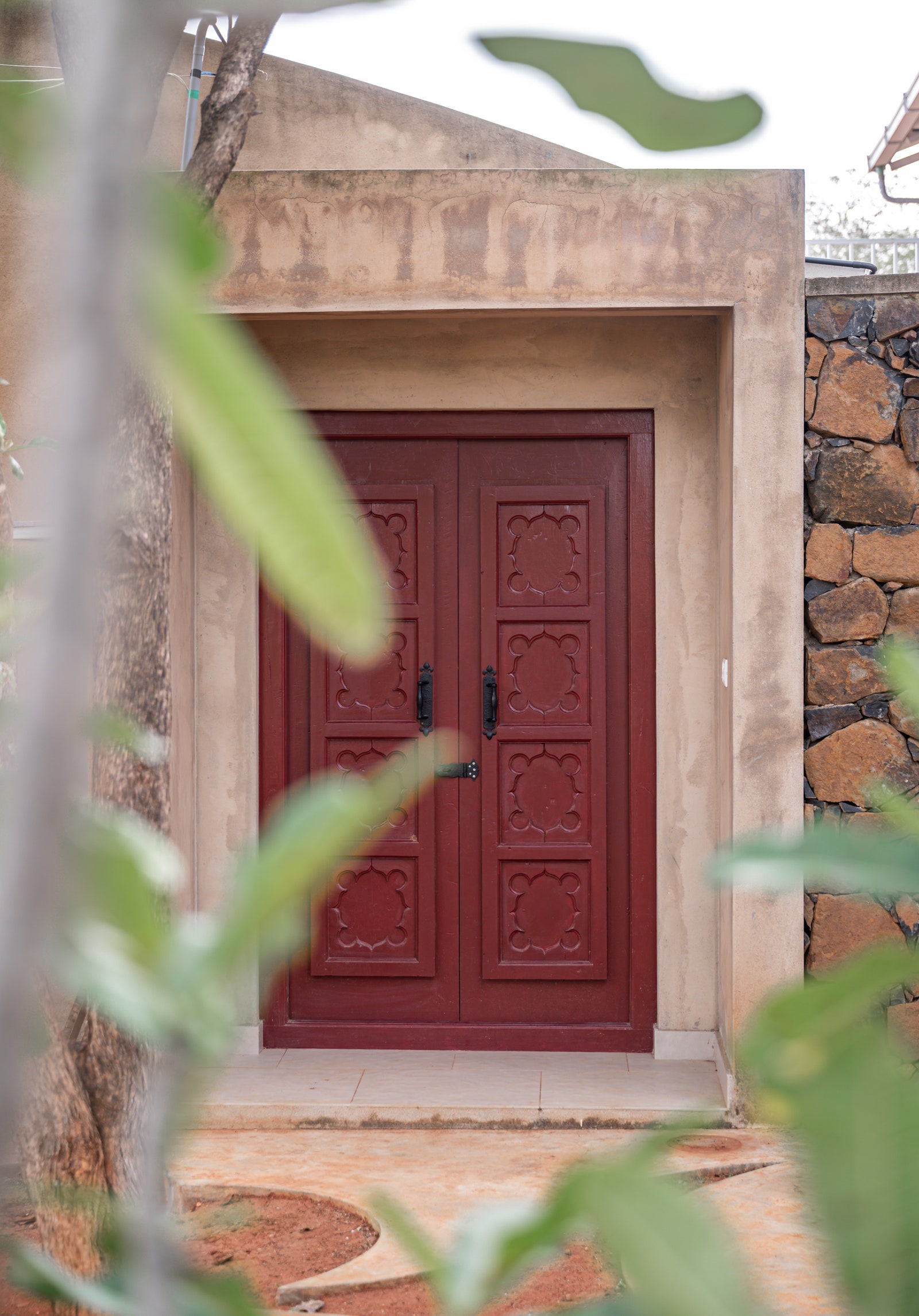 A restful vacation home in Tamil Nadu quietly submerges into its earthy surroundings