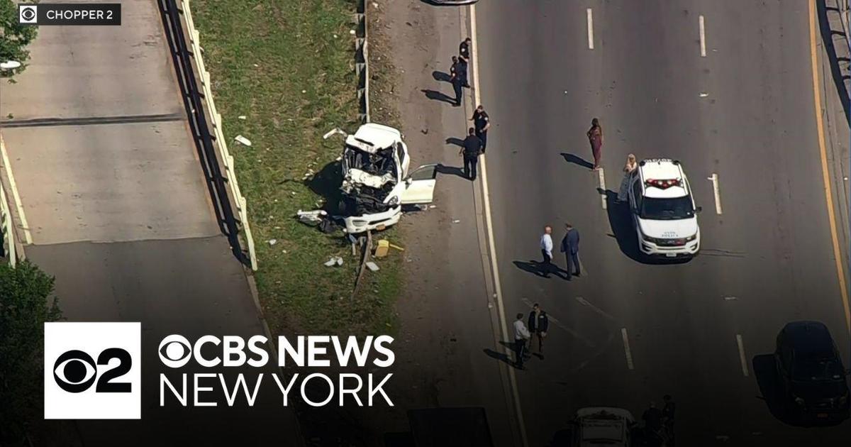 Van Wyck closed after 3-car crash in Queens