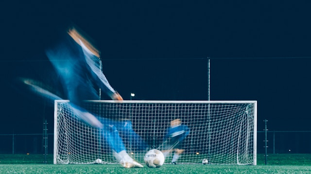 Futebol solidário: horário, quem vai jogar e como assistir ao vivo online