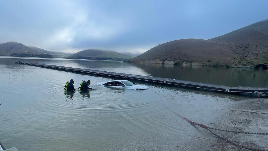 Boise Fire Dive Rescue pulls car from Lucky Peak