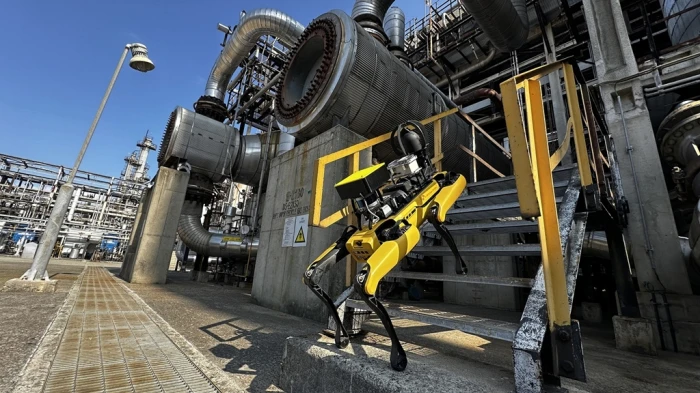 Boston　Dynamics'　robot　dog　Spot　patrols　to　check　operation　safety　at　SK　Innovation's　Ulsan　Complex　(CLX)