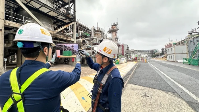 SK Energy employees implement a smart scaffolding system at SK Innovation’s Ulsan Complex