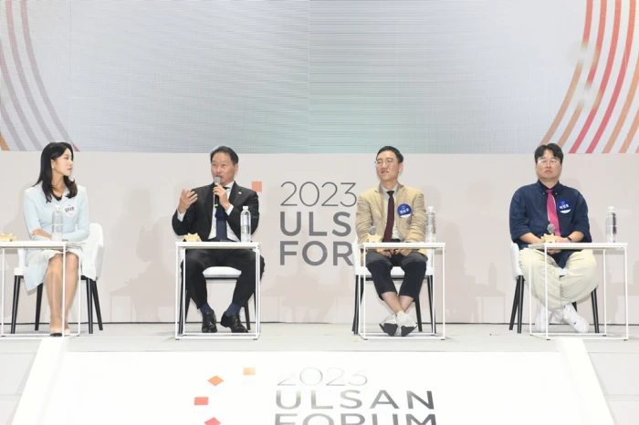 SK　Group　Chairman　Chey　Tae-won　(second　from　left)　speaks　during　the　 Ulsan　Forum,　organized　by　SK　and　the　city　of　Ulsan　to　promote　regional　growth　on　Sept.　14,　2023