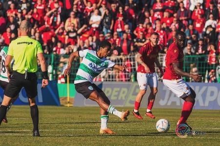Atacante viveu em lixão coletando ferro velho. Hoje, joga futebol na Europa