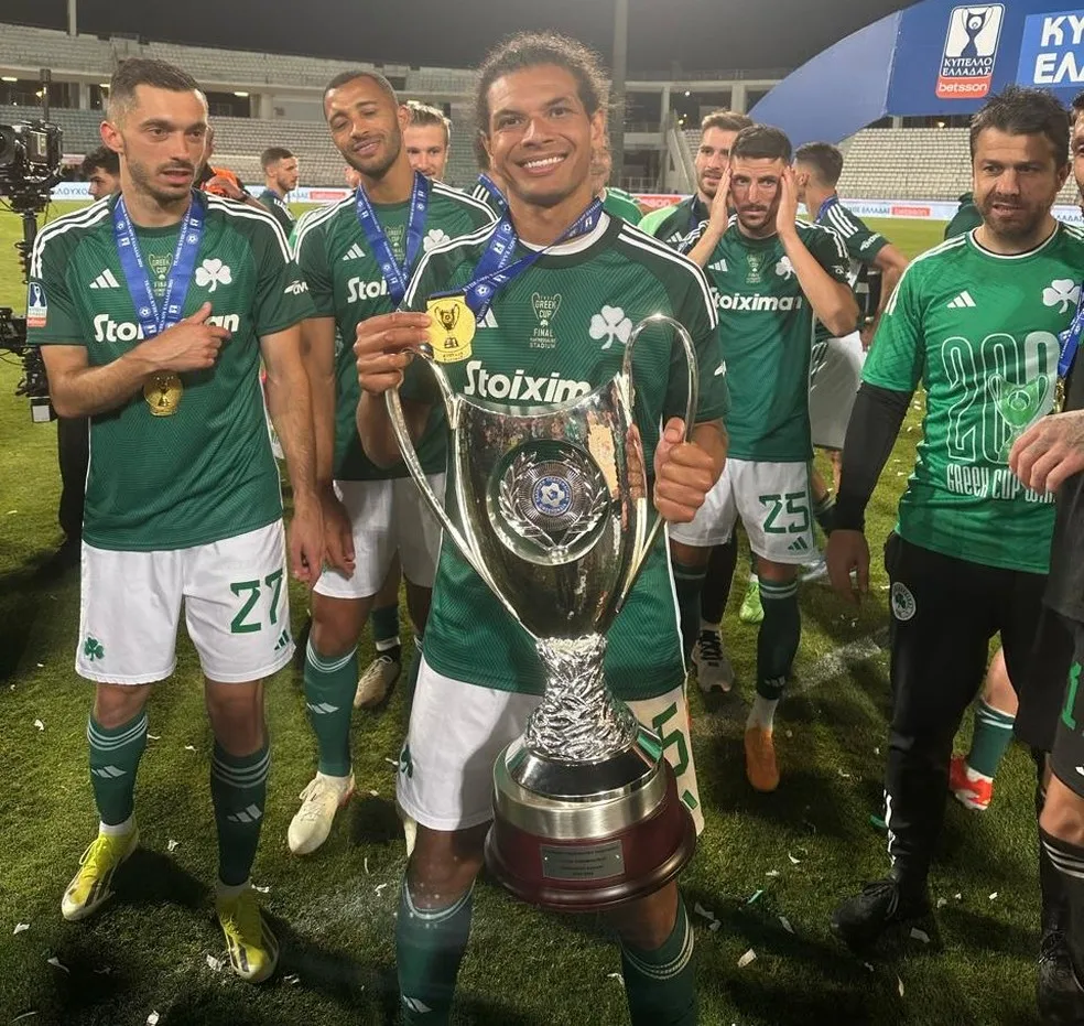 Willian Arão com o troféu da Copa da Grécia — Foto: Divulgação