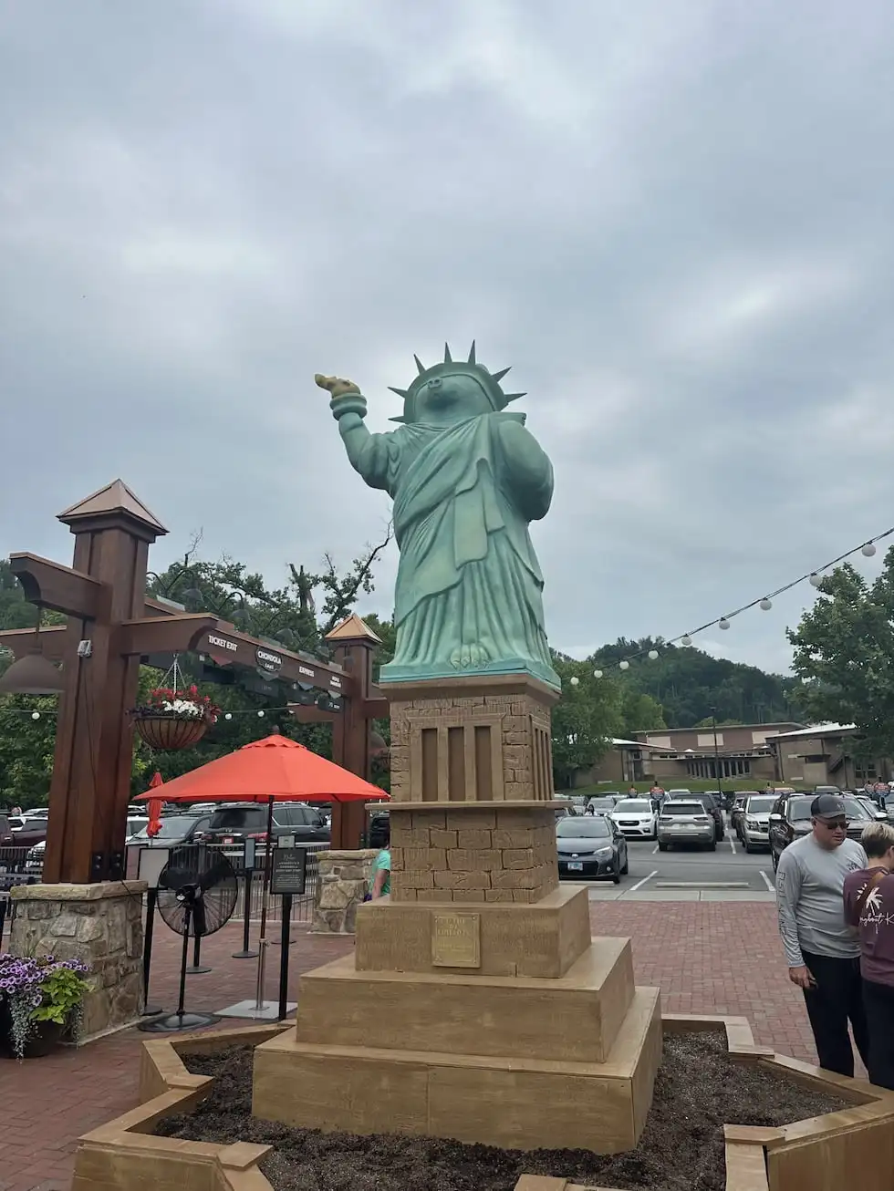 Statue of LiBearty on the Anakeesta Plaza in downtown Gatlinburg. (Kyle Grainger, WVLT)
