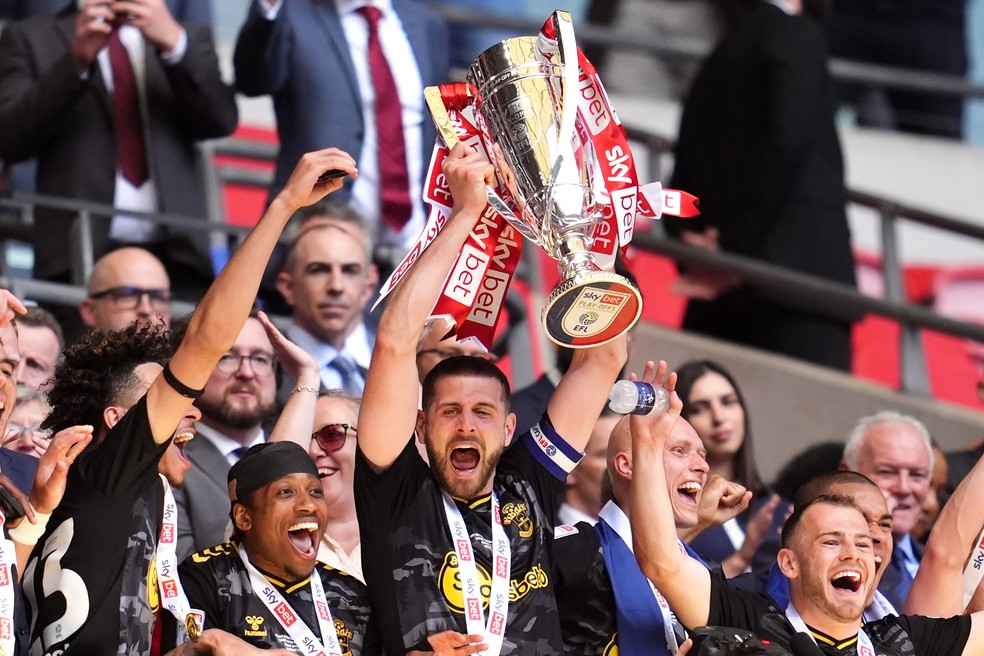 Southampton vence o Leeds em “final de R$ 1 bilhão” e volta à Premier League