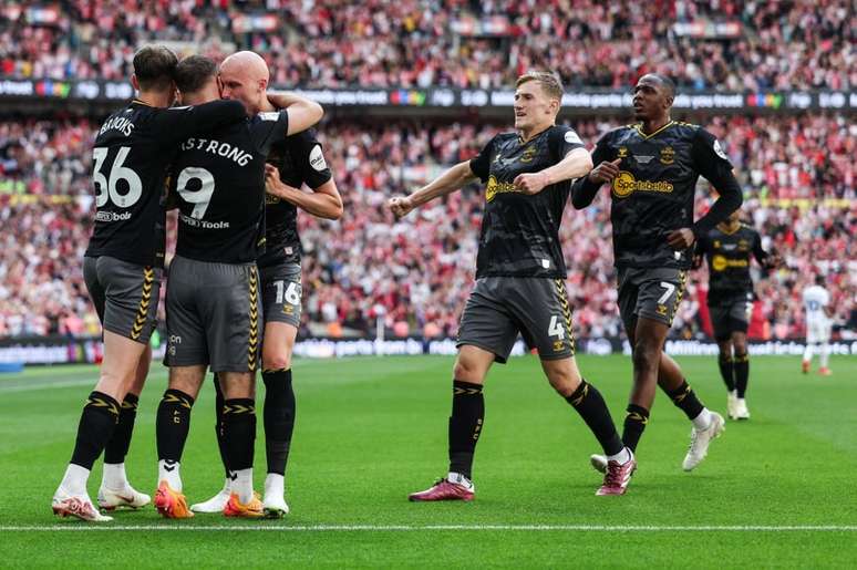 Southampton vence Leeds United e está de volta à Premier League