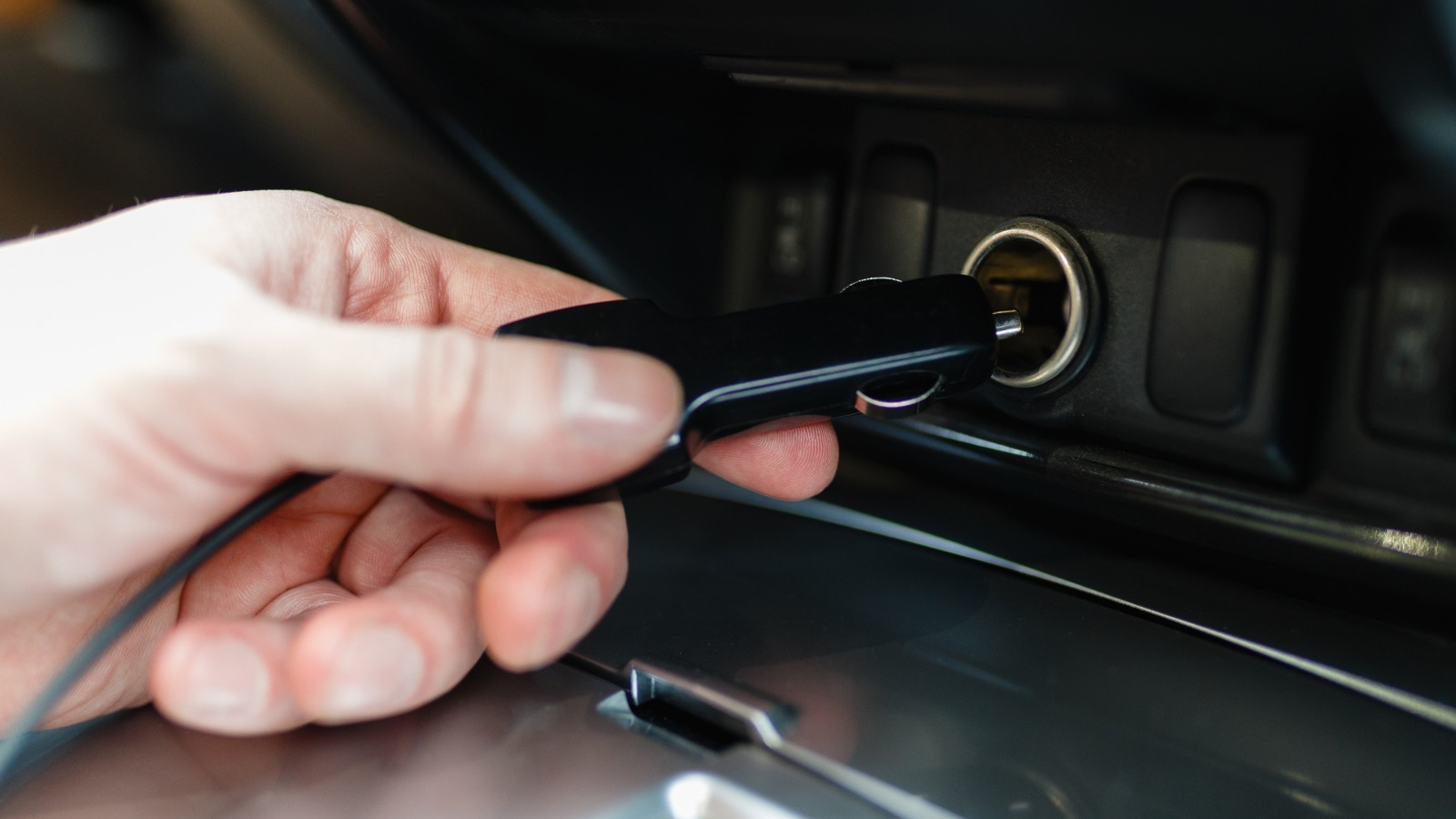 6 Handy Car Accessories That Use Your Car’s 12V Outlet