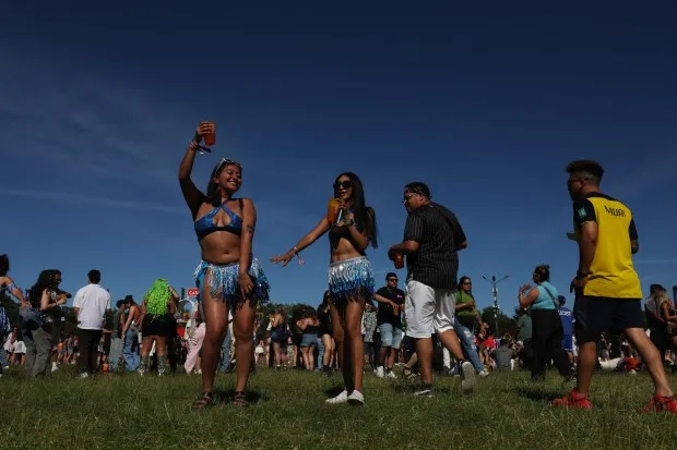 Siblings Lupe Rivas, left, and Maria Rivas, dance during the Sueños Music Festival at Grant Park on May 25, 2024, in Chicago. (John J. Kim/Chicago Tribune)