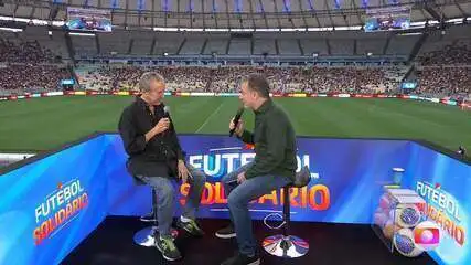 Luciano Huck recebe Carlos Alberto Parreira, que é homenageado por torcida no Maracanã