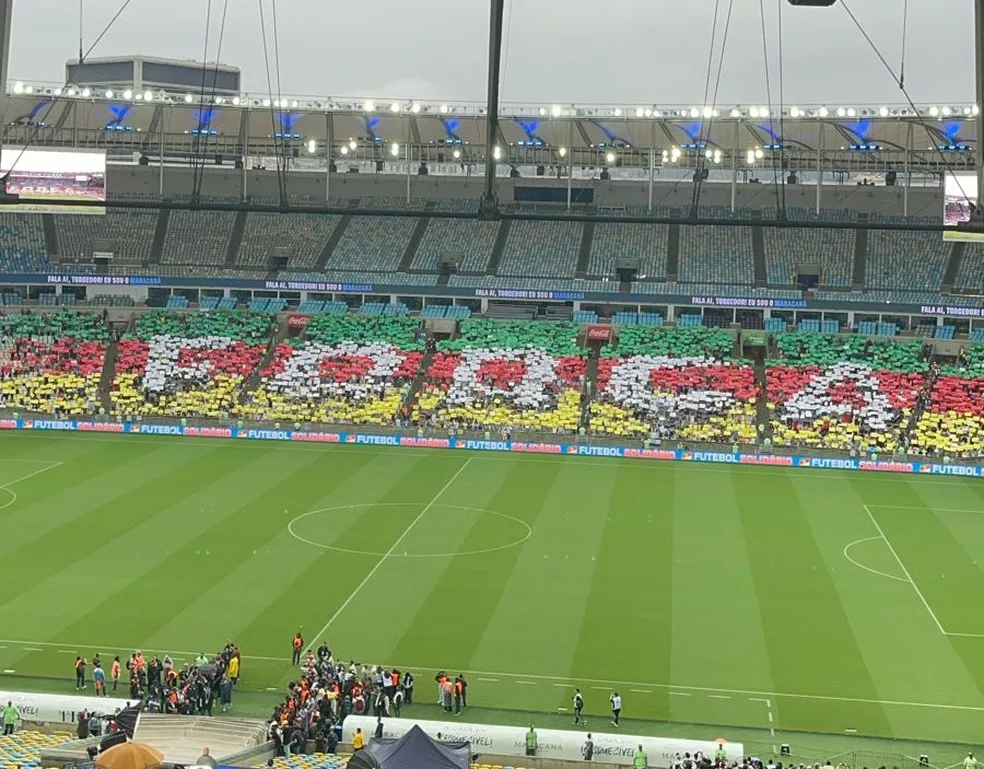 Mosaico da torcida no Maracanã para o RS — Foto: Vinícius Rodeio/ge