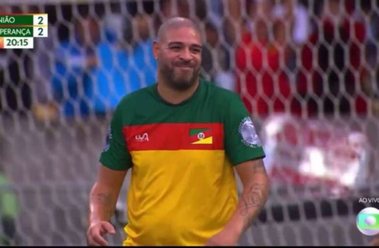 Futebol Solidário tem show de artistas da bola e dos palcos no Maracanã