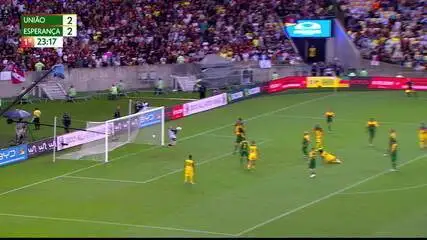 Aos 23 min do 1º tempo - Ronaldinho Gaúcho finaliza com perigo para a União contra a Esperança