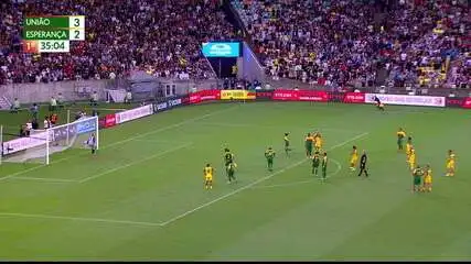 Aos 35 min do 1º tempo - Ronaldinho Gaúcho cobra falta na trave para a União contra a Esperança