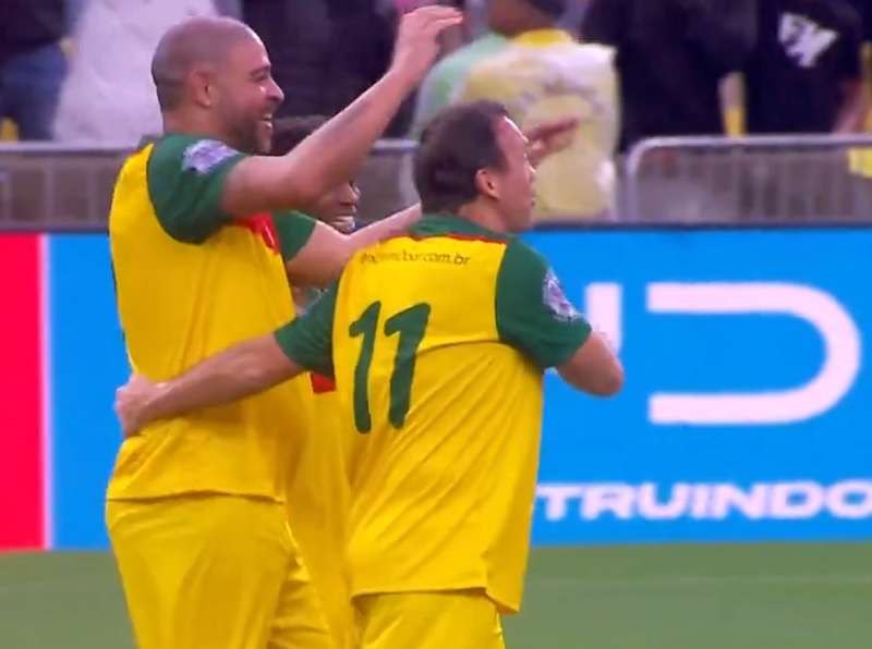 Adriano Imperador volta a marcar no Maracanã em jogo solidário por vítimas do RS; veja vídeo – Jogada