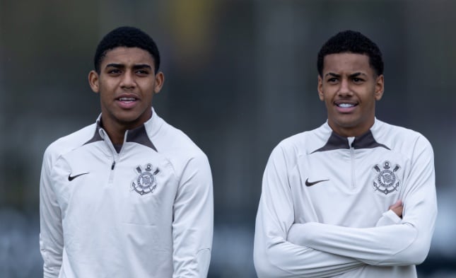 António aciona Moscardo e duas promessas do futebol brasileiro em treino